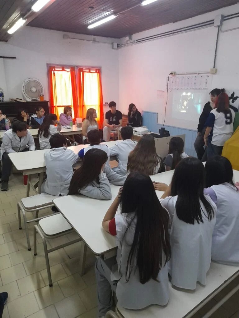 Estudiantes presentando contenidos de seguridad informática